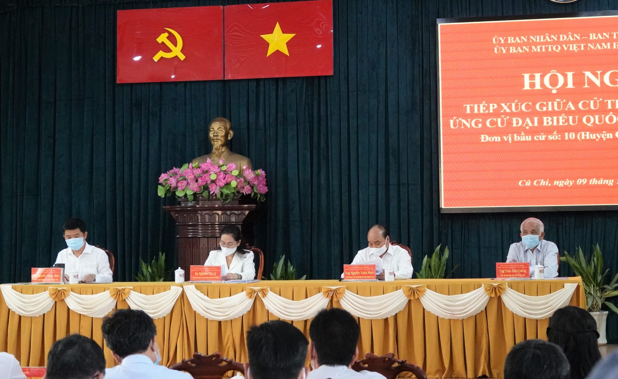 Các ứng cử viên đại biểu Quốc hội tham gia buổi tiếp xúc cử tri.  ẢNH: SỸ ĐÔNG