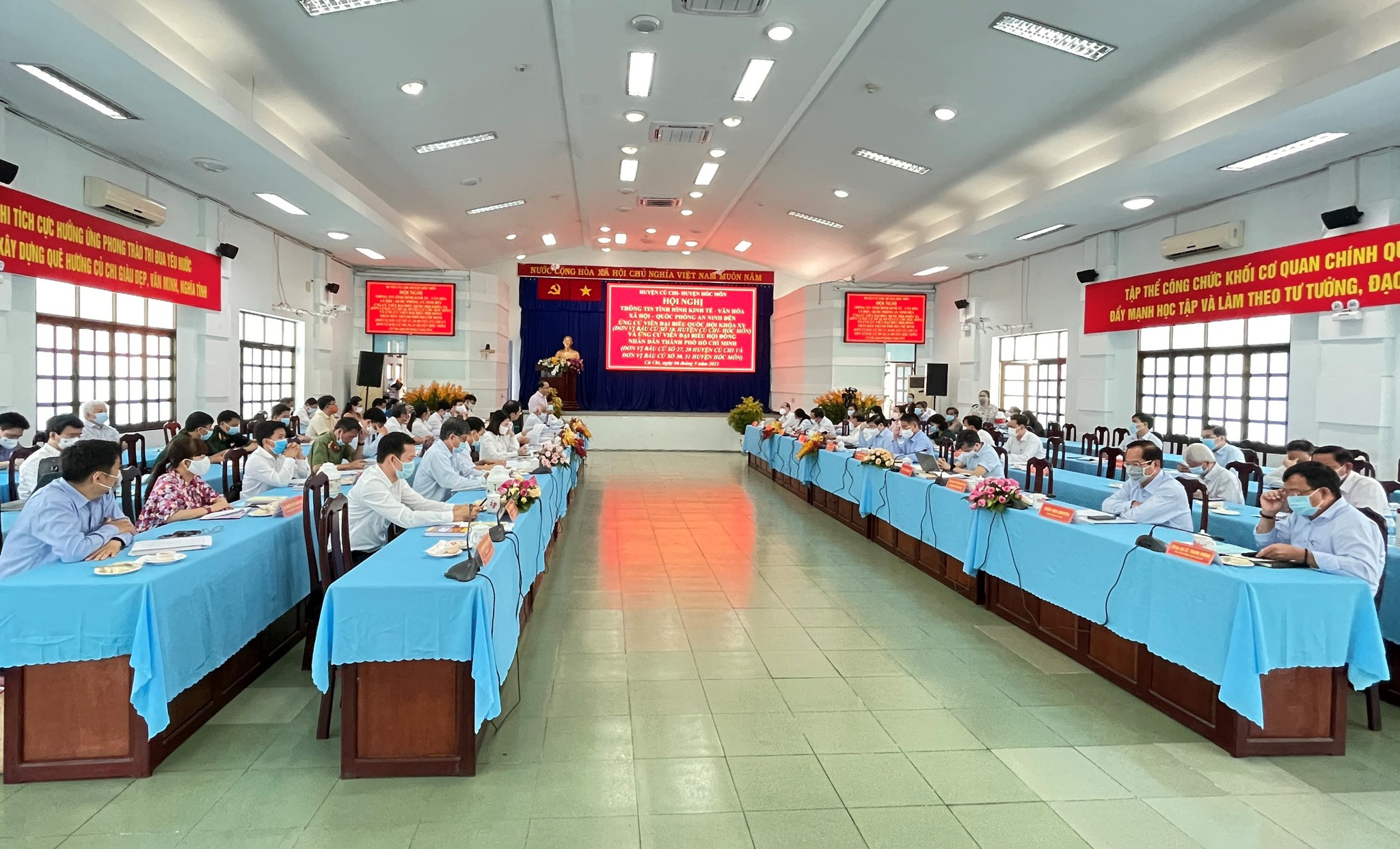 Toàn cảnh hội nghị thông tin tình hình kinh tế xã hội, quốc phòng an ninh H.Củ Chi và H.Hóc Môn đến các ứng cử viên đại biểu Quốc hộ