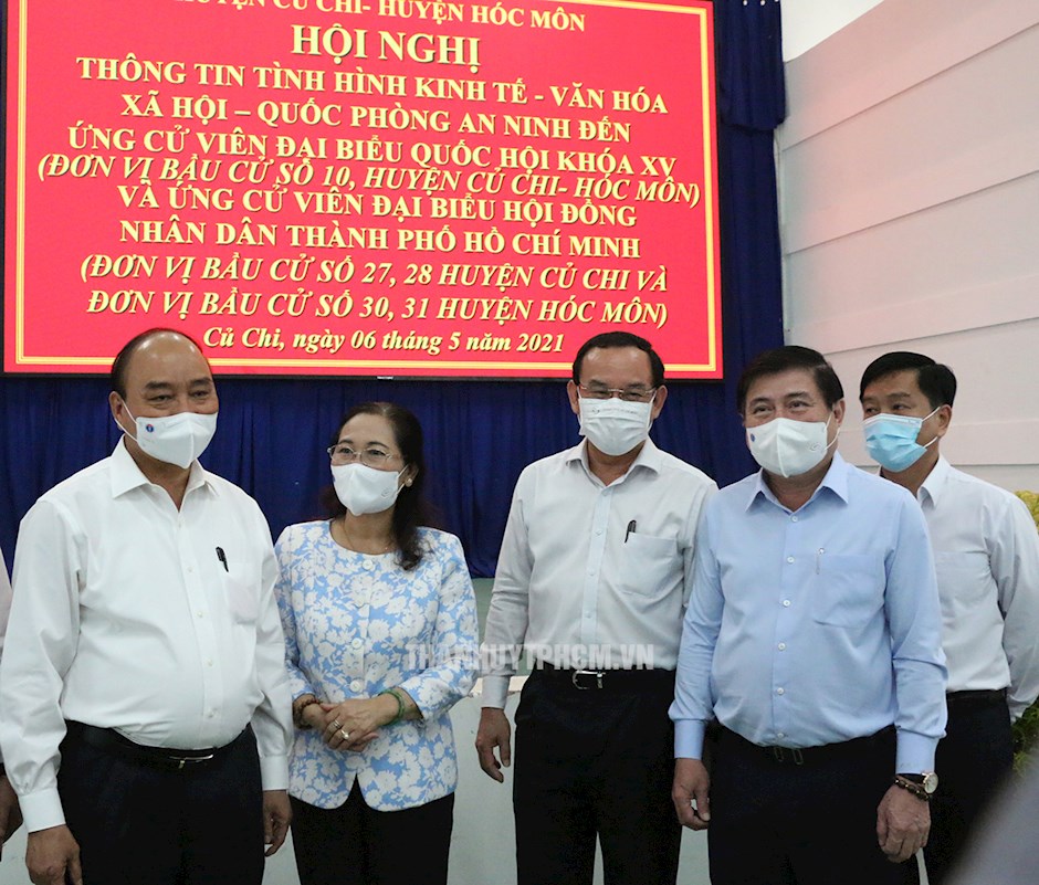 Chủ tịch nước Nguyễn Xuân Phúc cùng các đồng chí lãnh đạo Thành phố và huyện Củ Chi, Hóc Môn tại hội nghị