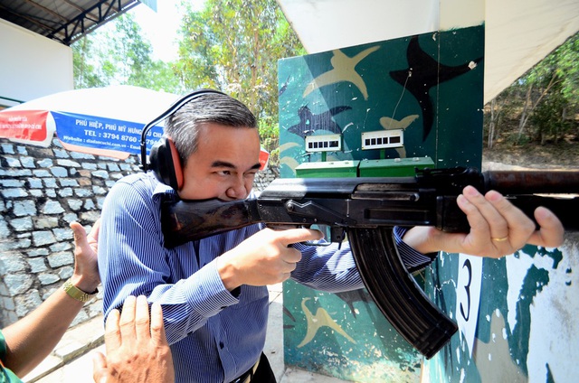 Ông Võ Anh Tài, Phó tổng giám đốc Saigon Tourist đang trải nghiệm cảm giác bắn đạn thật.