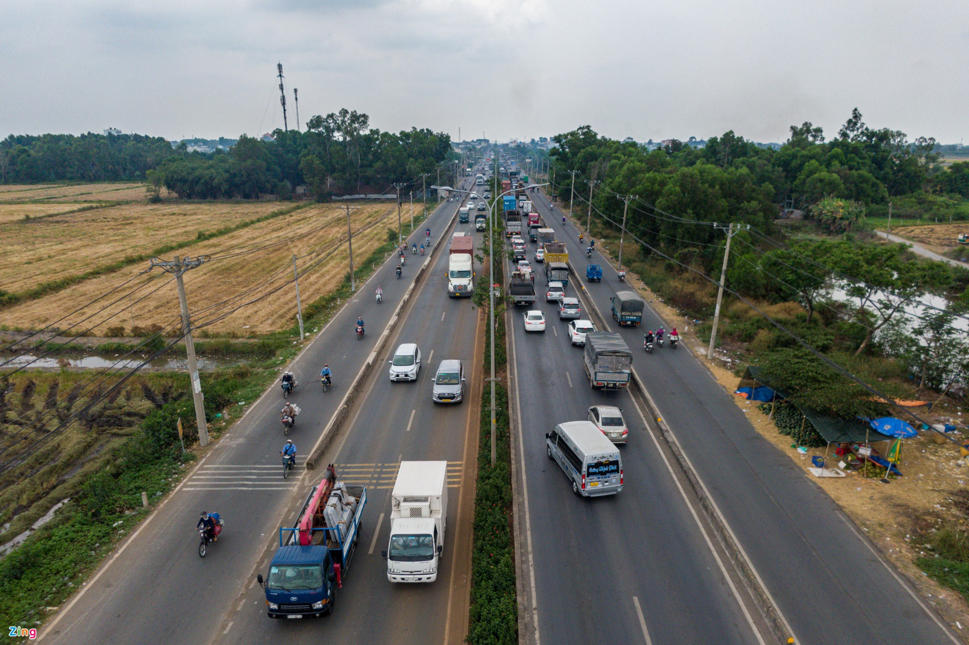 Quốc lộ 22 kết nối Hóc Môn, Củ Chi với khu vực trung tâm đang tiếp tục được mở rộng. Ảnh: Quỳnh Danh.