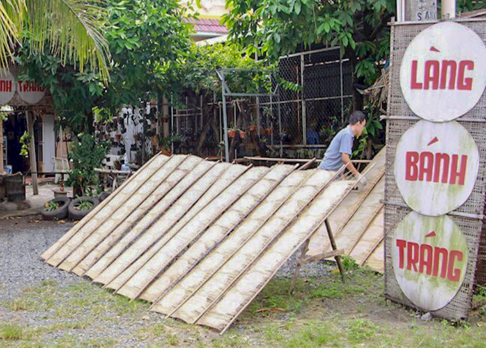 Làng nghề bánh tráng tại Củ Chi dùng phương pháp làm bánh tráng thủ công truyền thống. Ảnh: Phùng My