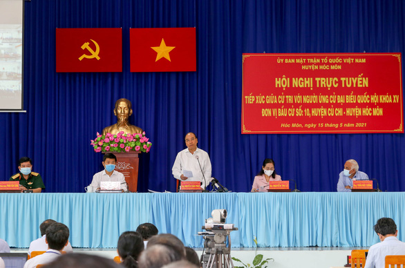 Chủ tịch nước Nguyễn Xuân Phúc tham dự hội nghị tiếp xúc trực tuyến giữa cử tri với ứng cử viên đại biểu Quốc hội khóa XV đơn vị bầu cử số 10 tại huyện Hóc Môn