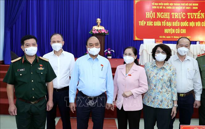 Chủ tịch nước Nguyễn Xuân Phúc và các đại biểu tại điểm cầu thị trấn Củ Chi.