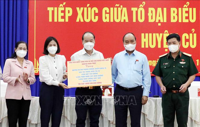 Chủ tịch nước Nguyễn Xuân Phúc trao tặng các trang thiết bị y tế phục vụ công tác phòng, chống COVID-19 trị giá gần 1,9 tỷ đồng cho huyện Củ Chi.