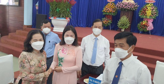 Đồng chí Nguyễn Thị Lệ (trái) Phó Bí thư Thành ủy, Chủ tịch HĐND TP trao đổi cùng các đại biểu.