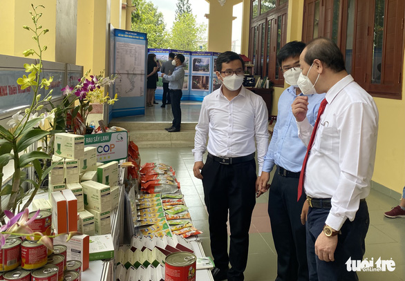 Bí thư Huyện ủy Củ Chi Nguyễn Quyết Thắng (ngoài cùng bên phải) cùng các chuyên gia tham quan các gian hàng sản phẩm nông nghiệp của huyện